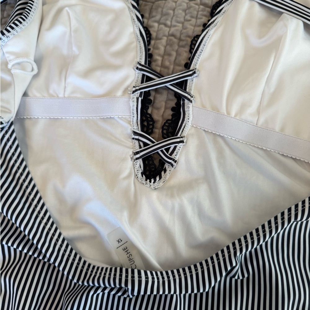 CUPSHE - Sexy, deep cut, striped one piece suit - Picture 5 of 7